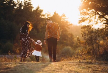 familia-com-sua-filha-pequena-em-um-campo-de-outono_1303-17367